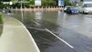 Alluvioni in Francia, l'acqua sommerge le strade e sradica gli alberi a Nimes (ANSA)