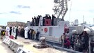 Migranti, pattugliatore della Gdf con 148 persone a bordo attracca a Messina (ANSA)