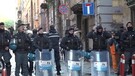 Napoli, proteste di alcuni inquilinil per lo sgombero del 