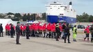 Migranti, sbarcate a Brindisi le 105 persone della nave Emergency (ANSA)
