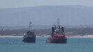Migranti, l'arrivo a Catania del peschereccio scortato dalla guardia costiera (ANSA)