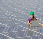 Una donna ingegnere lavora all'energia verde foto iStock. (ANSA)