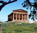 Uno dei templi della Valle dei Templi ad Agrigento, in una immagine di archivio (ANSA)