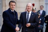 Macron e Scholz ieri, alla conferenza di Parigi