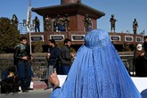 Afghanistan: donne pro-Talebani manifestano davanti all'ambasciata Usa (ANSA)