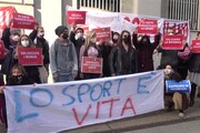 Covid, lavoratori dello sport in protesta a Milano: 'Dimenticati da tutti'