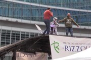 Milano, Salvini partecipa a spettacolo 'mototerapia' acrobatica