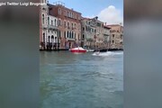 Venezia, sci d'acqua 'a motore' in Canal Grande: il video e' virale