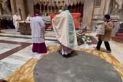 Roma, blitz di Ultima Generazione durante la messa al Pantheon