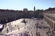 Torino, la performance di JR in piazza San Carlo