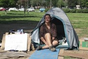 Milano, studentessa in tenda davanti al Politecnico contro il costo degli affitti