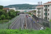Trieste, cadavere legato e bendato appeso al guardrail
