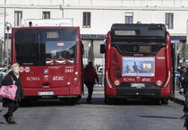 La fermata del bus alla stazione Termini di Roma (ANSA)