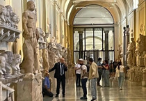 Busti a terra ai Musei Vaticani (instagram) (ANSA)