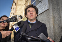 Marco Cappato arriva alla caserma dei Carabinieri di via Fosse Ardeatine per autodenunciarsi (ANSA)