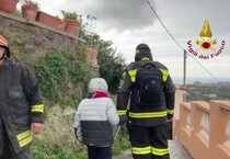 Maltempo Ischia, l'evacuazione di una famiglia bloccata in casa dal fango (ANSA)