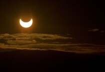 L'eclissi parziale di Sole del 2011, vista dalla Norvegia (fonte: Rhys Jones da Tromsø, Norway, da Wikipedia) (ANSA)