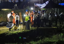 I soccorritori sul luogo dello schianto del Boeing 737-800 (ANSA)