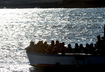 Un barcone con a bordo migranti. Immagine d'archivio (ANSA)