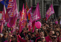 Presidio e flashmob organizzato da Arcigay, Famiglie arcobaleno e i Sentinelli in piazza della Scala a Milano il 18 Marzo scorso (ANSA)