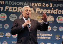 Il ministro degli Esteri, Antonio Tajani, durante il comizio di chiusura della campagna elettorale del centrodestra a Udine (ANSA)