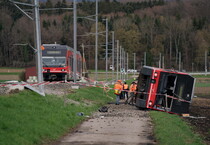 Il treno deragliato a Luescherz, Svizzera (ANSA)