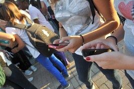 Studenti con lo smartphone (archivio)