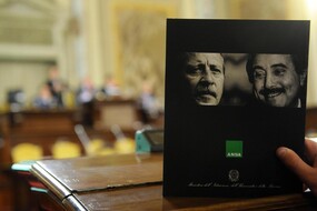 Giovanni Falcone e Paolo Borsellino nella foto riprodotta sulla locandina della mostra dell'ANSA (ANSA)