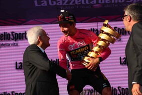 Il presidente Mattarella premia Roglic, il vincitore del Giro (ANSA)