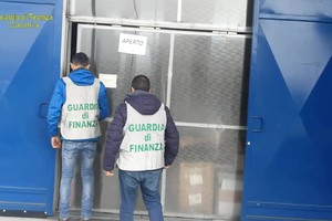 Gdf Catania sequestra 2,5 mln di articoli con griffe false  (ANSA)