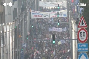 Clima, decine di migliaia di persone in corteo a Bruxelles (ANSA)