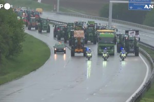 Francia, gli agricoltori invadono l'autostrada per protestare contro la nuova politica agricola (ANSA)