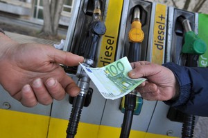 Benzina: prezzo sale ancora, verde a 1,778 euro al litro (ANSA)