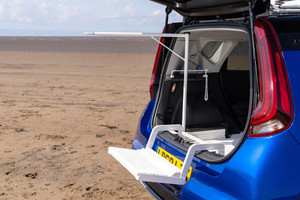 Passerella al festival Boardmasters per la e-Soul trasformata in veicolo da spiaggia (ANSA)