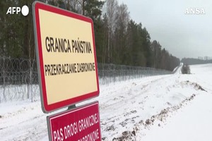 Migranti, la Polonia avvia la costruzione del muro al confine con la Bielorussia (ANSA)