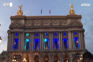 I monumenti di Parigi si illuminano di blu per la presidenza francese dell'Ue (ANSA)