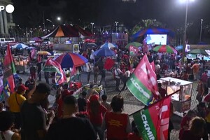 Elezioni Brasile, i sostenitori di Lula in piazza per seguire lo spoglio (ANSA)