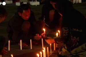 Indonesia, preghiera di massa per le vittime della calca mortale nello stadio (ANSA)
