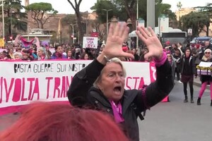 Violenza donne, il corteo di 'Non una di Meno' sfila tra le strade di Roma (ANSA)