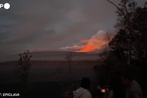 Bagliore arancione e nube di cenere dall'eruzione del vulcano Mauna Loa alle Hawaii (ANSA)