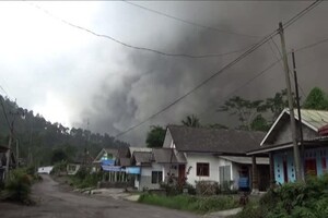Paura a Giava, erutta il vulcano Semeru: 2.000 evacuati (ANSA)