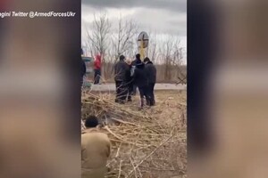 Ucraina, militari russi aprono il fuoco sulla popolazione a Enerhodar (ANSA)