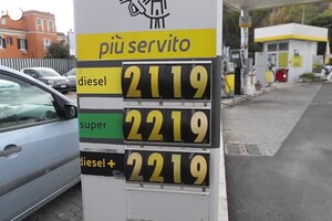 Con calo carburante il pieno degli italiani sale di 9 miliardi (ANSA)