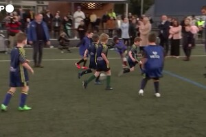 Il premier australiano cade e colpisce un bambino durante una partita di calcio (ANSA)