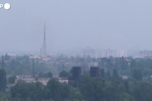 Ucraina, colonna di fumo nero a Severodonetsk (ANSA)
