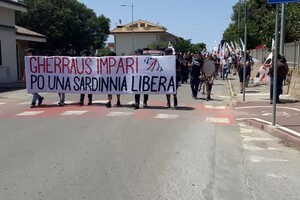 Esercitazioni Nato in Sardegna, centinaia in piazza per protesta (ANSA)