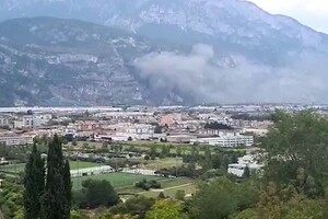 Incendio in zona della discarica a Trento, i vigili del fuoco sul posto (ANSA)