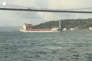 Grano, la prima nave battente bandiera turca attraversa il Bosforo (ANSA)