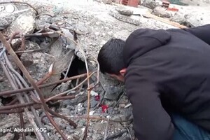 Terremoto in Turchia, sopravvissuti chiedono aiuto da sotto le macerie (ANSA)