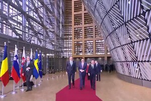 Vertice Ue: Foto di famiglia dei 27 leader europei con Zelensky (ANSA)